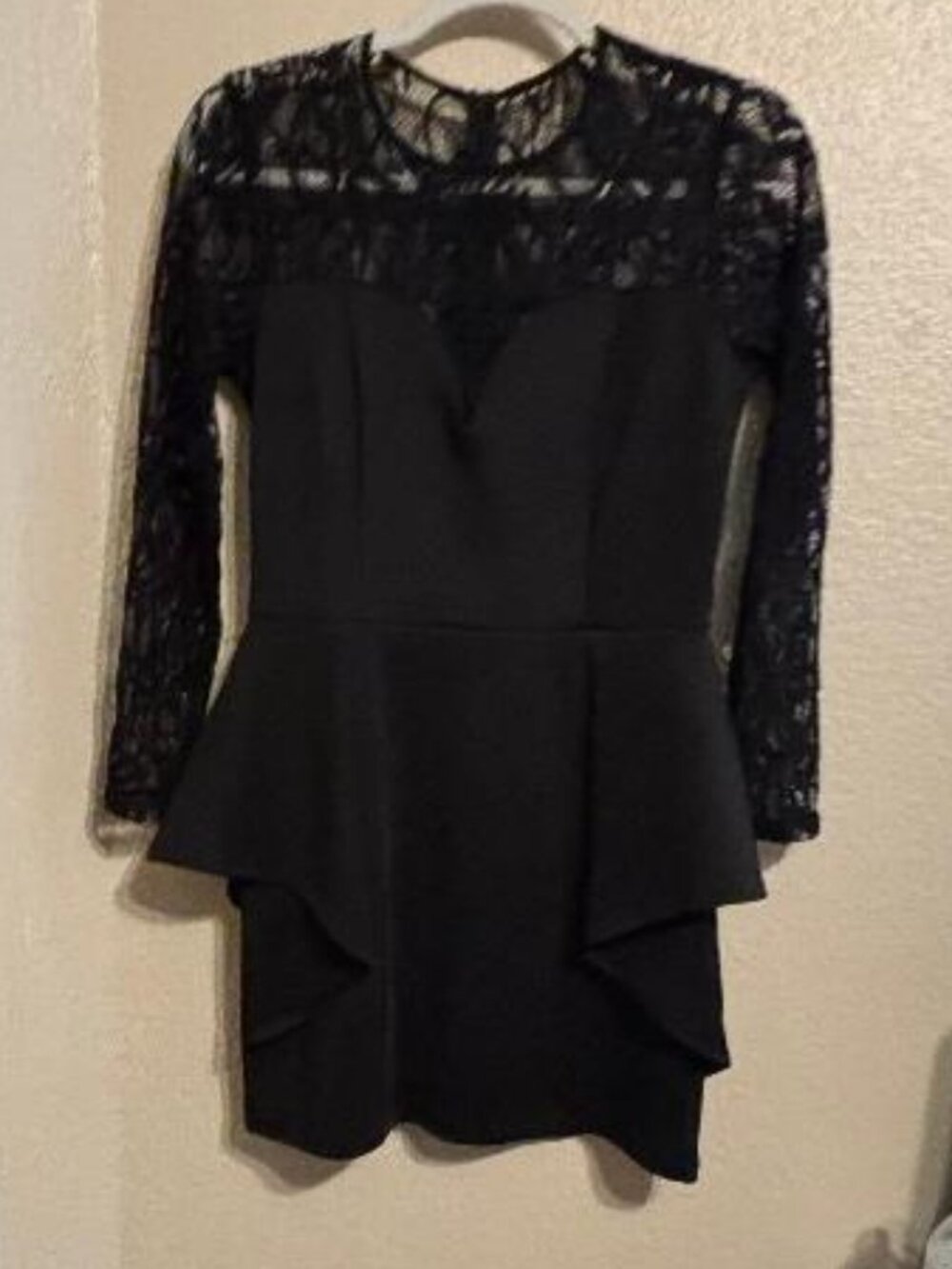Sweet Storm Size Med Black Lace Sleeves NWT